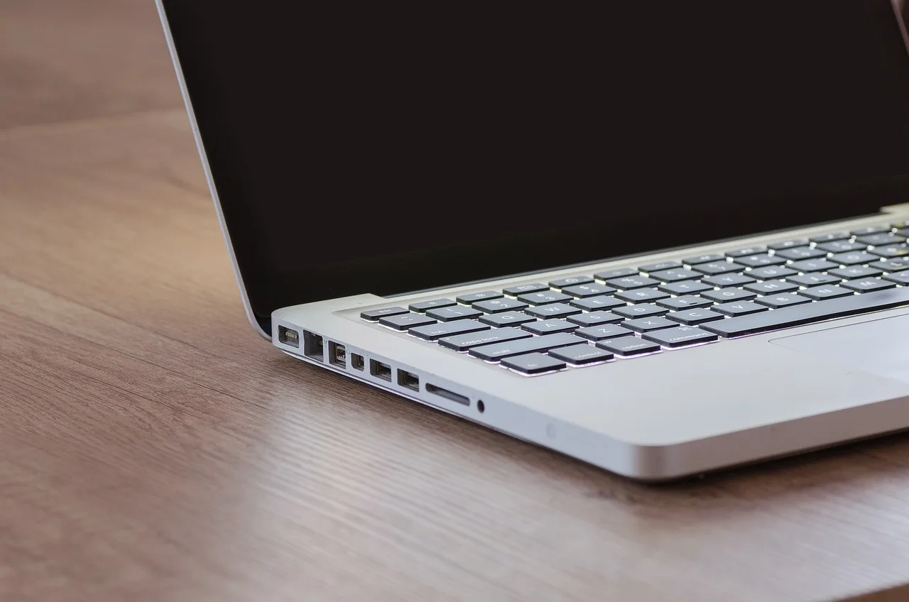 Vantex V1 lança teclado mecânico split com touchpad central e versões com e sem fio