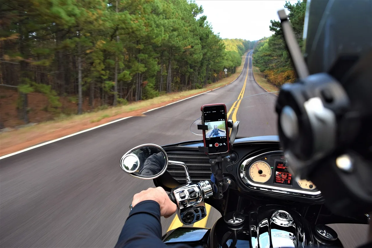 Fundador da Zhang Xue Moto bate recorde da Guinness ao percorrer 40,74 km sobre água