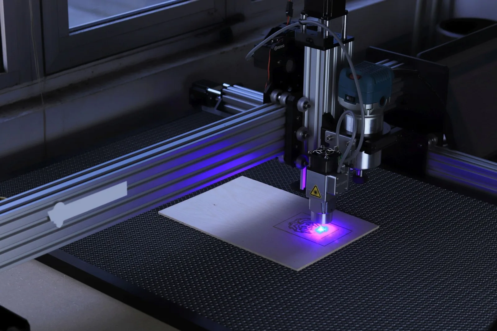Bambu Lab lança cortadora a laser R1 de 55 W no Brasil por R$ 30 mil