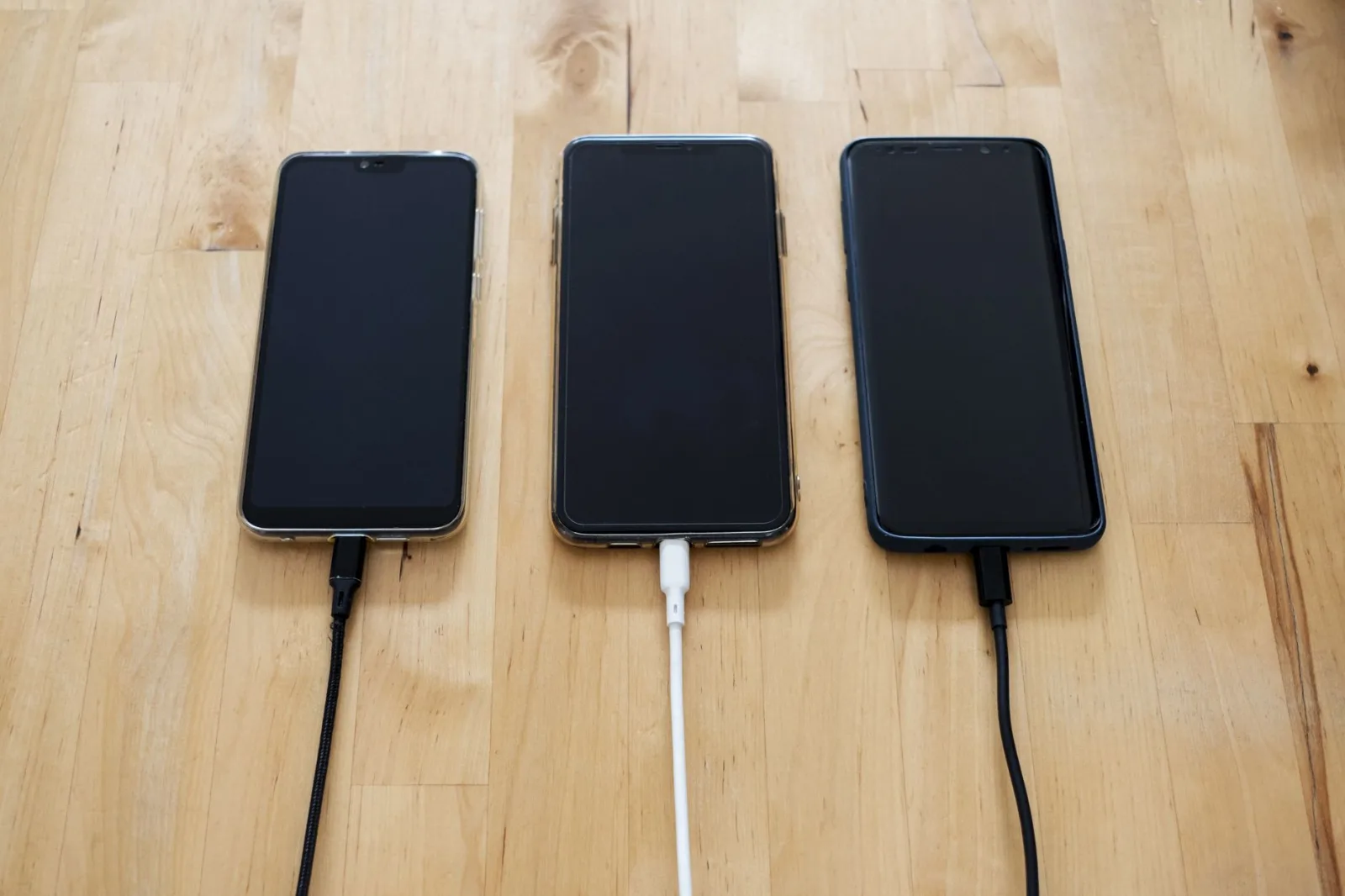 Oppo lança power bank de 10 000 mAh com cabo USB‑C integrado e carga de 22,5 W na Índia