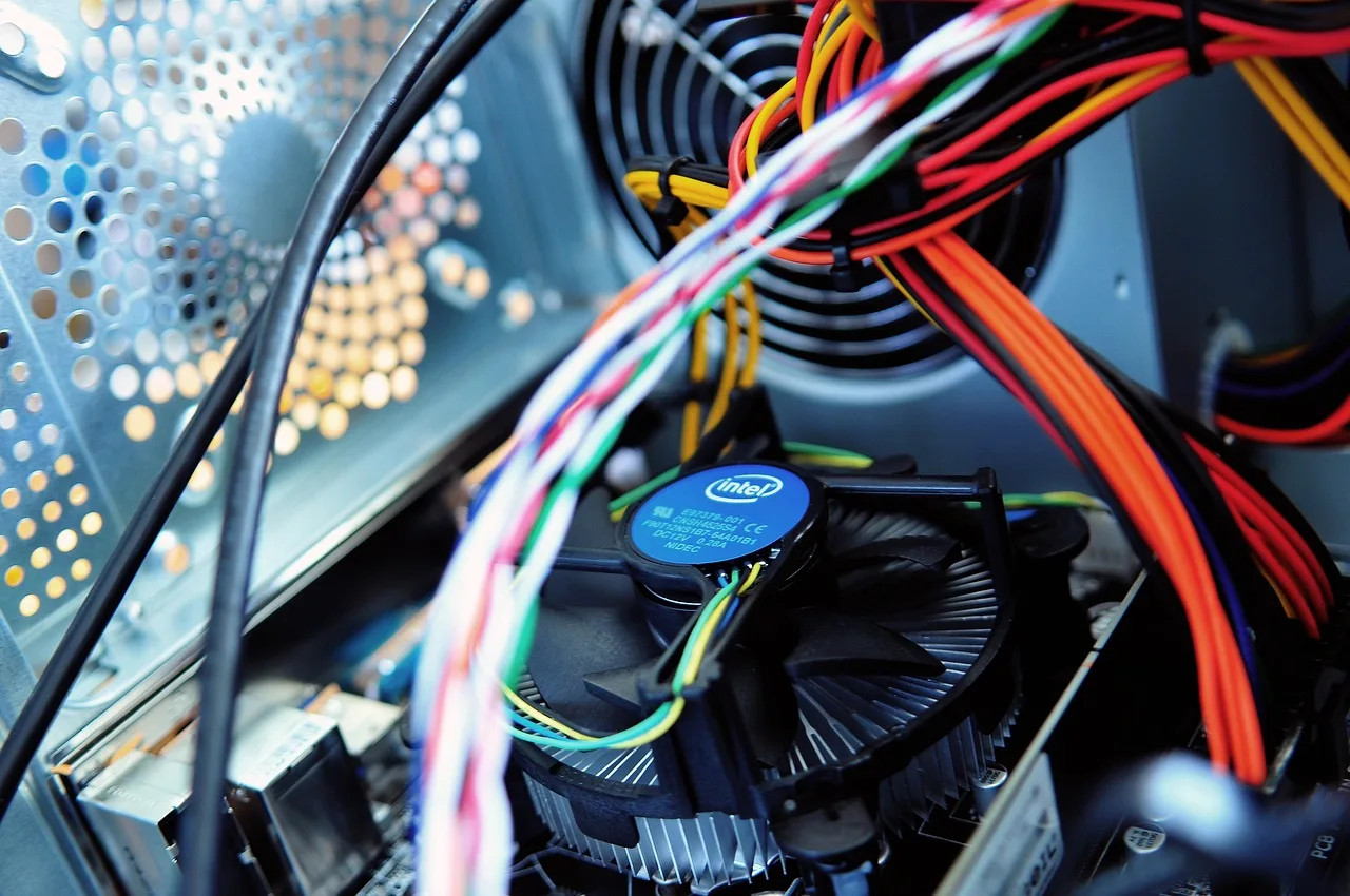 Estudo da Geotab revela perda anual de 2,3% na saúde das baterias de veículos elétricos