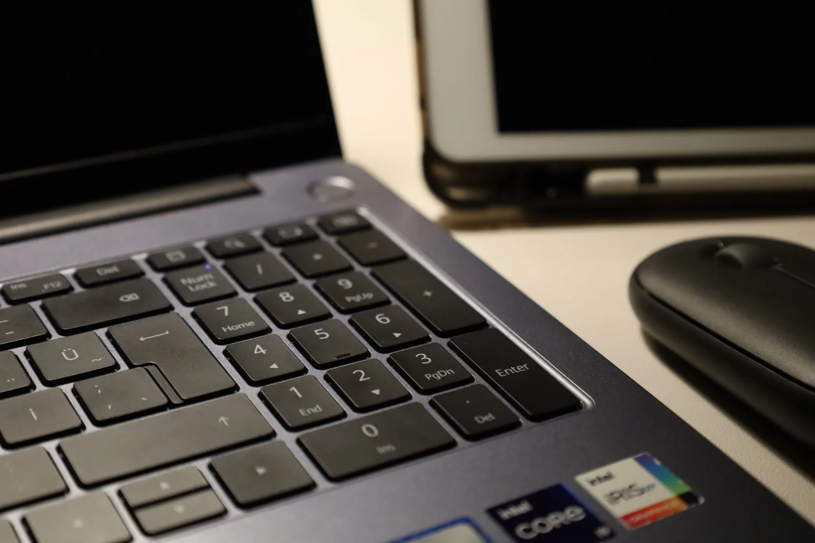 TOPC lança estação de trabalho AI compacta com 192GB de RAM e 8K em quase US$7.000